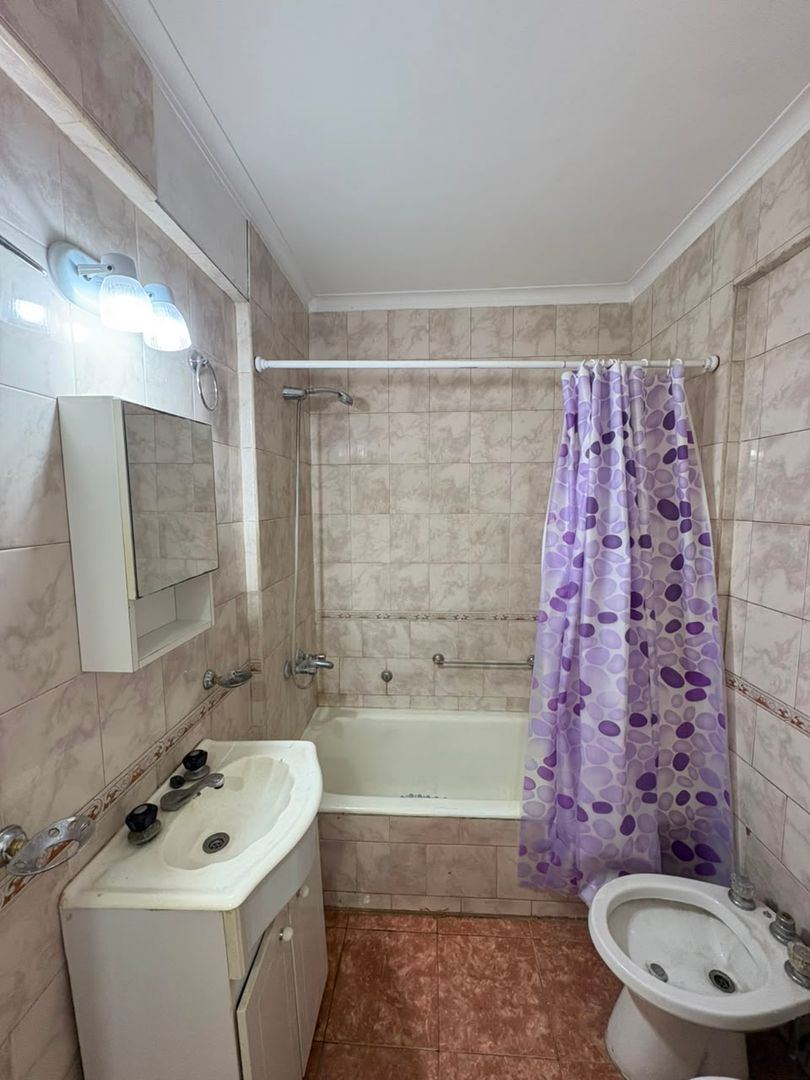 Baño completo con bañera, ducha, bidet, inodoro y vanitory con espejo botiquín