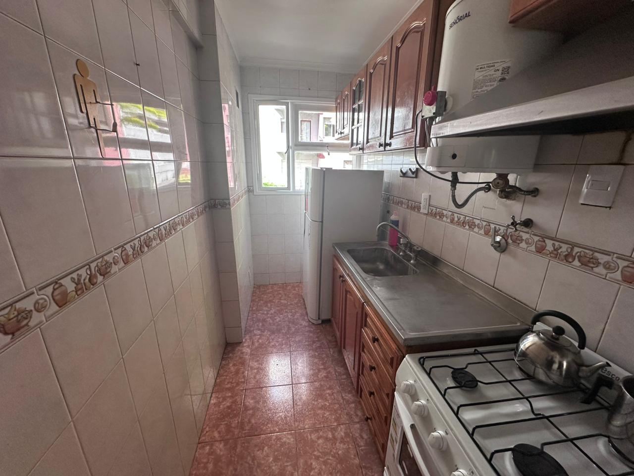 La cocina desde el otro extremo, con la heladera y la ventana