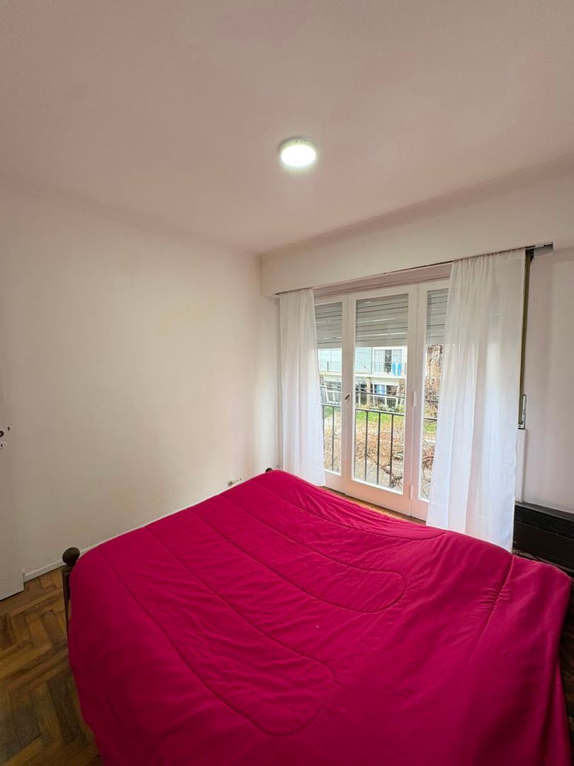 El dormitorio desde la puerta, con la puerta ventana al fondo